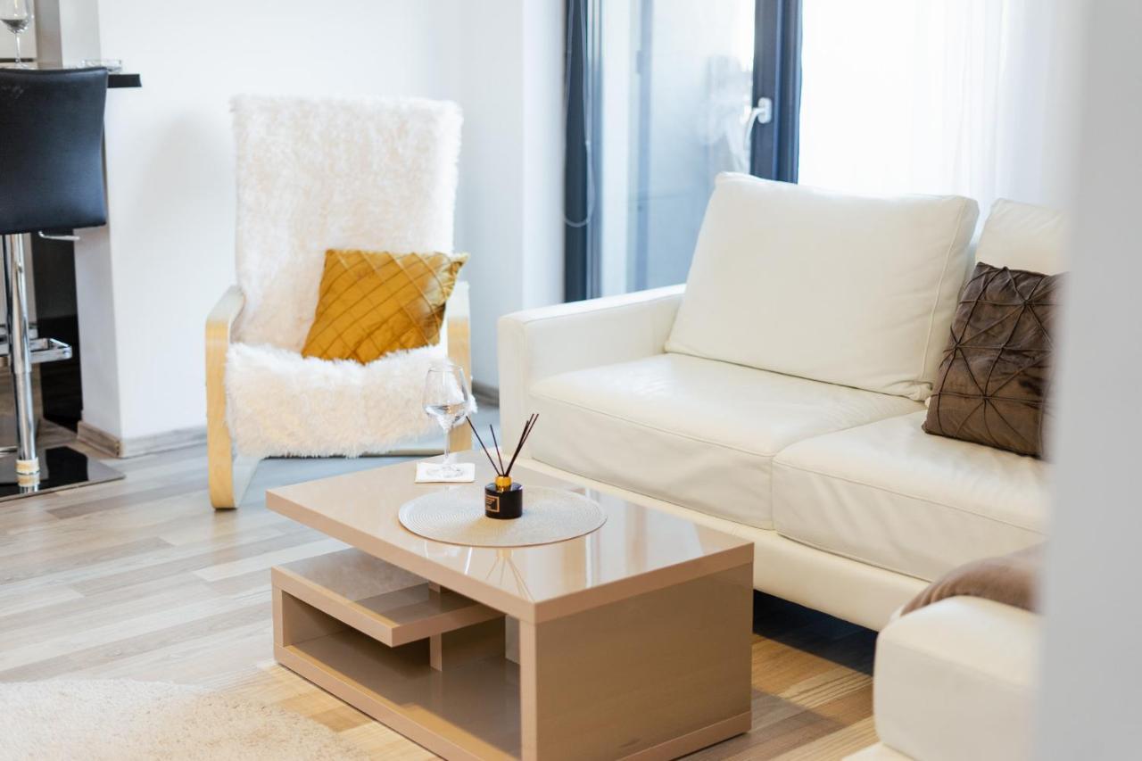 Luxury With Private Parking Apartment
